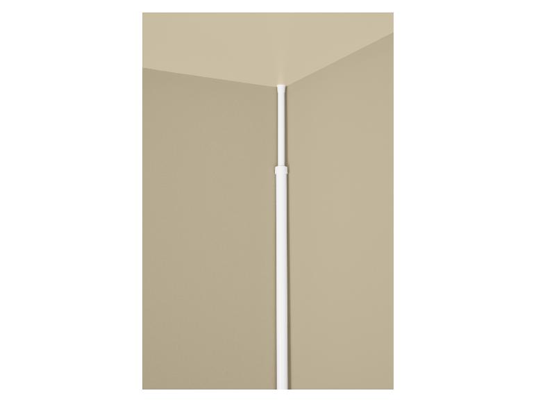 Witte telescopische douchestang geïnstalleerd in een beige muurhoek.