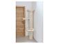 Hoge krabpaal met drie beige pluche manden naast een houten deur.
