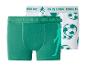 Twee herenboxershorts, één groen en één wit met voetballen.