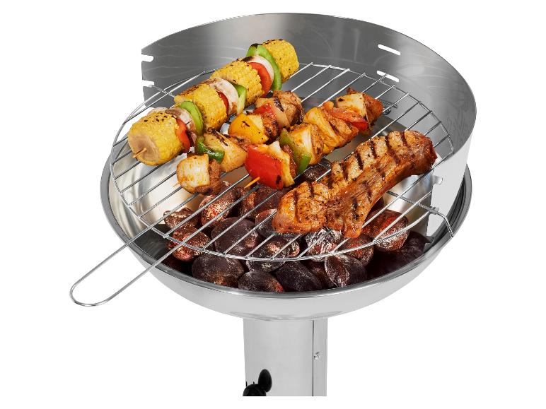 Barbecue met maïs, vleesspiesjes en spareribs op het rooster