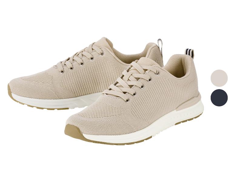 Twee beige gebreide sneakers met witte zolen en bruine accenten, met kleurstalen ernaast.