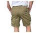 Man in kaki cargoshorts met elastische tailleband en zijzakken.