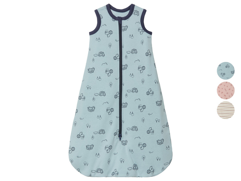 Een baby slaapzak met auto print.