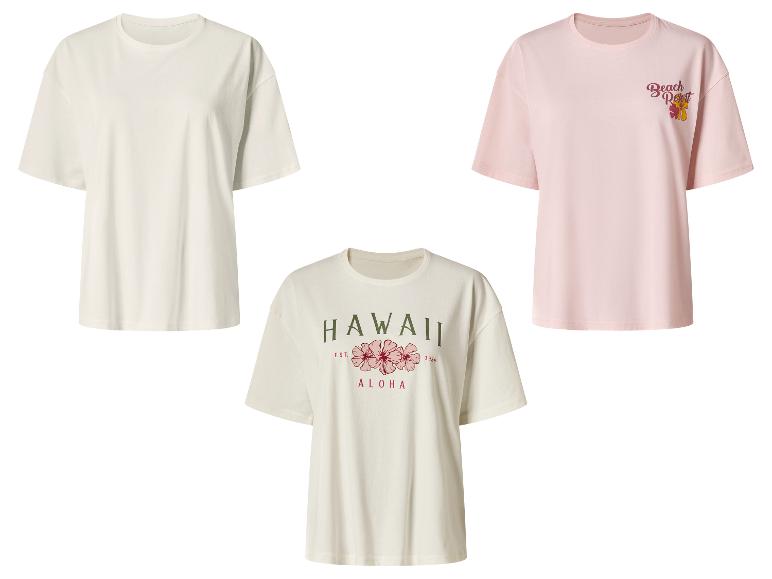 Drie dames T-shirts: wit, roze met 'Beach Resort' en crème met 'Hawaii Aloha'.