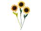Drie gehaakte zonnebloemen met gele bloemblaadjes en bruine centra op witte stelen