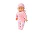 Babypop in roze trainingspak met hartjes en bijpassende muts.