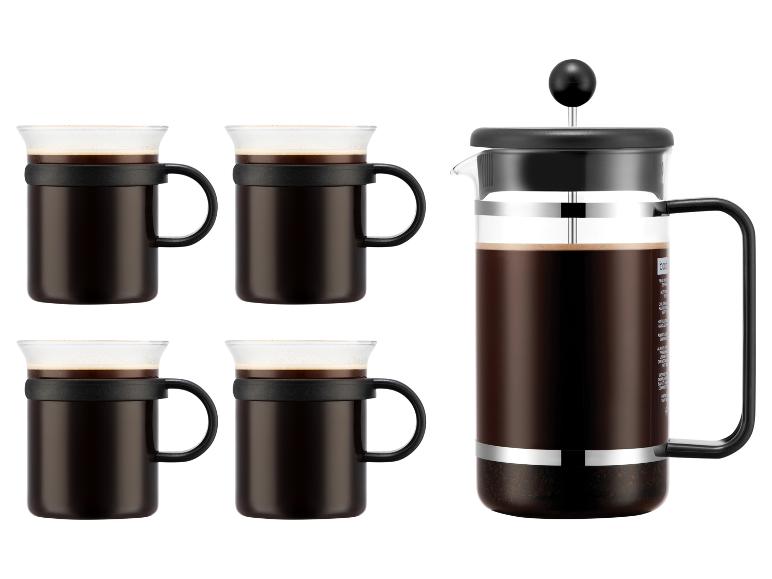 Een French press koffiezetapparaat en vier bijpassende koffiemokken gevuld met koffie.