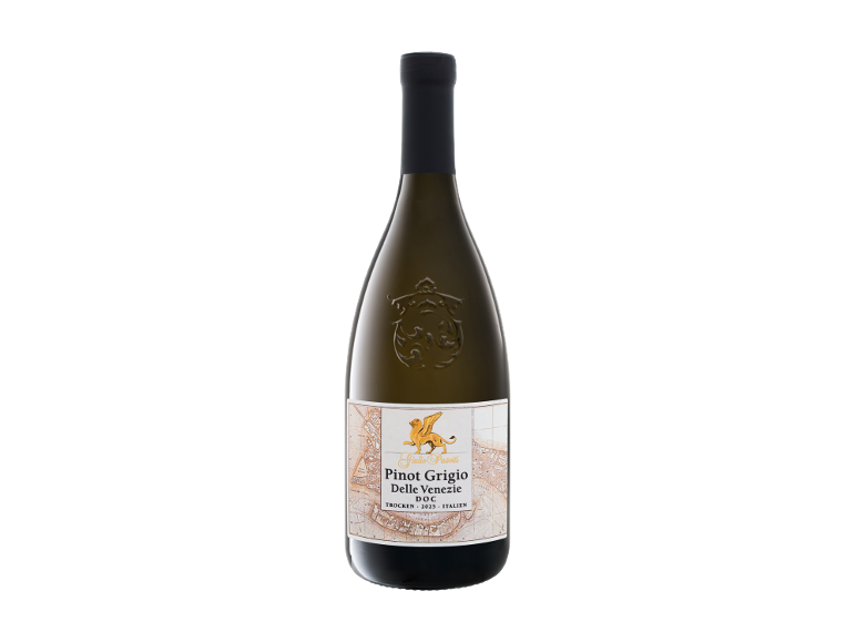 Fles witte wijn met kaartetiket en gevleugelde leeuw, met tekst 'Pinot Grigio Delle Venezie DOC'.