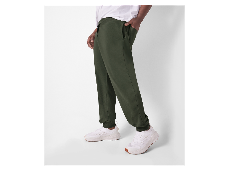 Kaki joggingbroek en witte sneakers.