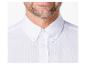 Man in een wit overhemd met button-down kraag en baard.