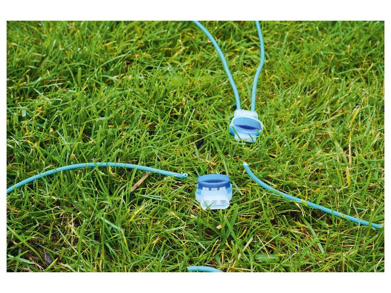 Groen gras met twee blauwe kabelverbinders.