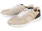 Twee paar beige sneakers met witte veters.