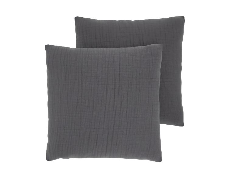 Twee donkergrijze mousseline kussens, één vooraan en één erachter.