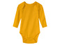 Een gele baby romper met lange mouwen.