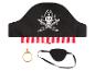 Een piratenhoed met schedel en kruisbeenderen, een ooglap en een ring.