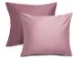 Twee roze sierkussens, één in een donkerdere roze tint en één in een lichtere.