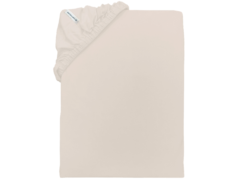 Lichtbeige hoeslaken met elastiek in de hoek en een klein label.