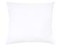 Een wit vierkant kussen, geïsoleerd op een witte achtergrond.