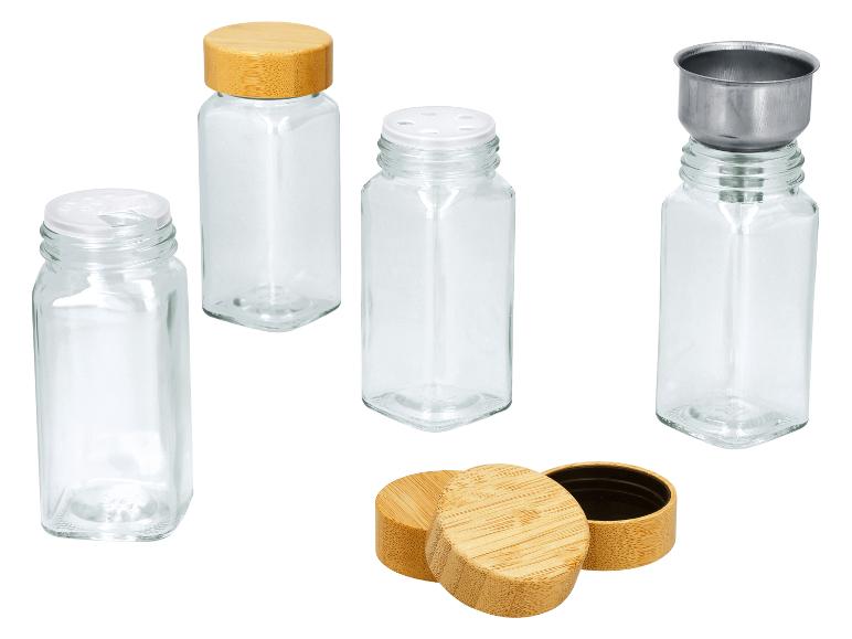 Glazen kruidenpotjesset met bamboe en plastic deksels, inclusief een trechter.