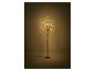Verlichte decoratieve boom met warmwitte LED-lampjes.