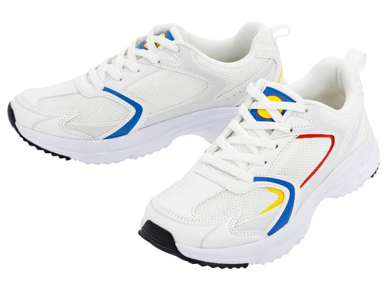 Witte sportschoenen met blauwe, gele en rode accenten.