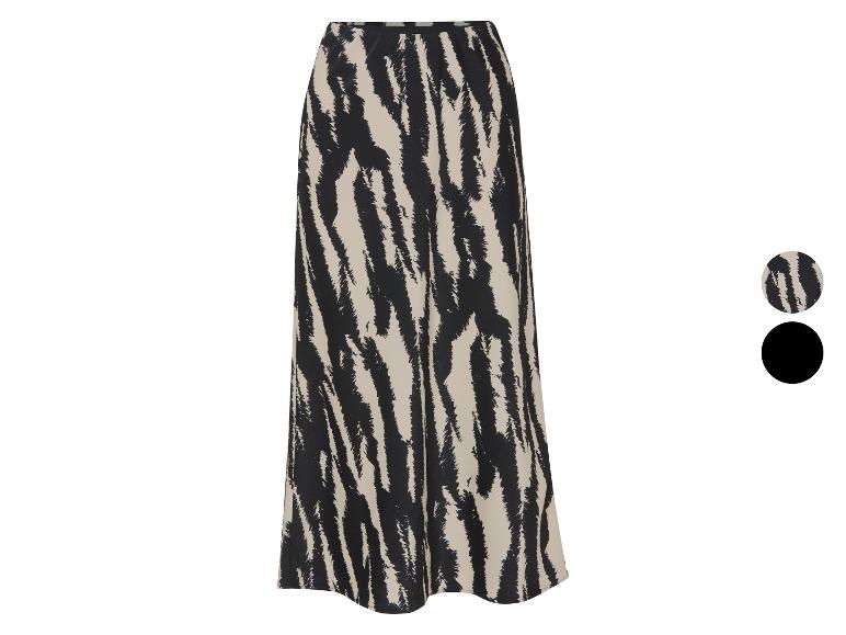 Lange rok met strepenpatroon.