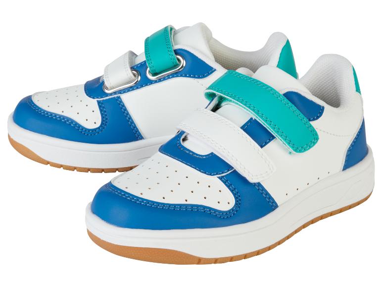 Twee kindersneakers in wit en blauw.