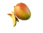 Verse mango met waterdruppels en twee mangoschijfjes op een zwarte achtergrond.