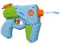 Blauwe en groene waterpistool met oranje accenten, spuitend een straal water.