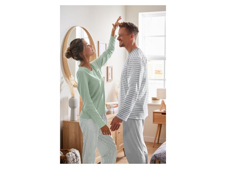 Een stel in bijpassende pyjama's, zij in groen en hij in gestreept