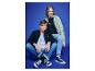 Man en vrouw in jeans en sweatshirts met 'STRENESSE BLUE' op een blauwe achtergrond.