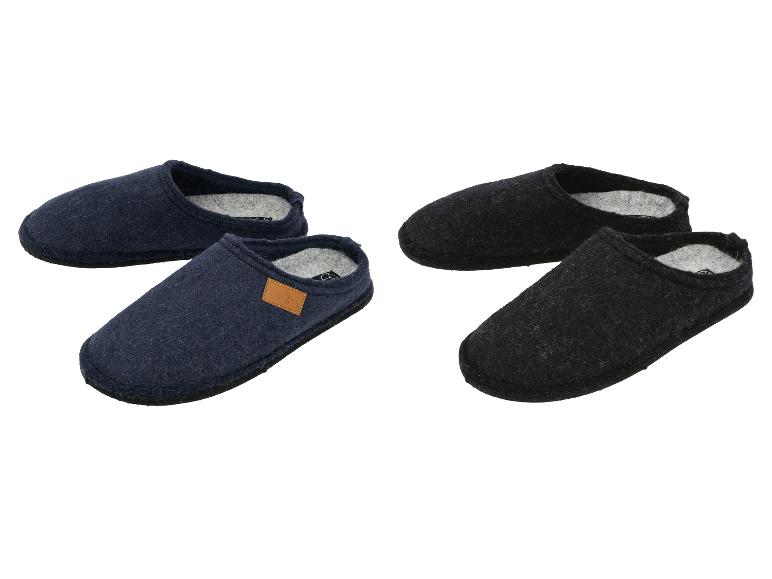 Twee paar vilten pantoffels: donkerblauw en zwart, met een lichte binnenvoering.
