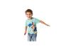 Jongen in lichtblauw T-shirt met hondenprint en jeans.