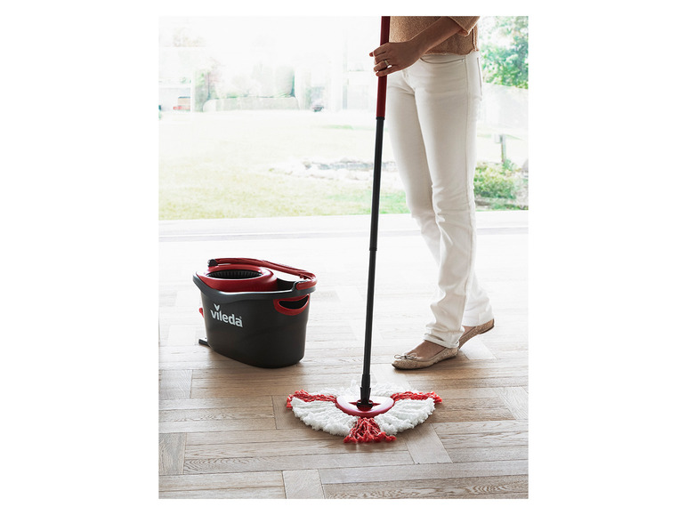 Een Viledа vloerwisser met emmer en dweil op een houten vloer.