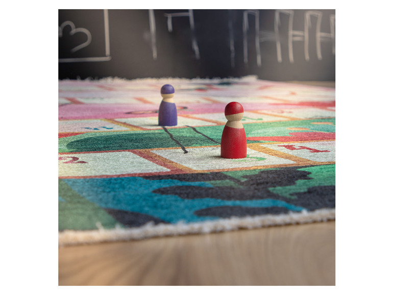 Twee houten speelfiguren op een kleurrijk spelbord.