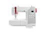 Witte naaimachine met rode accenten, een digitaal display en knoppen.