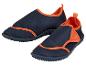 Een paar donkerblauw-oranje waterschoenen.