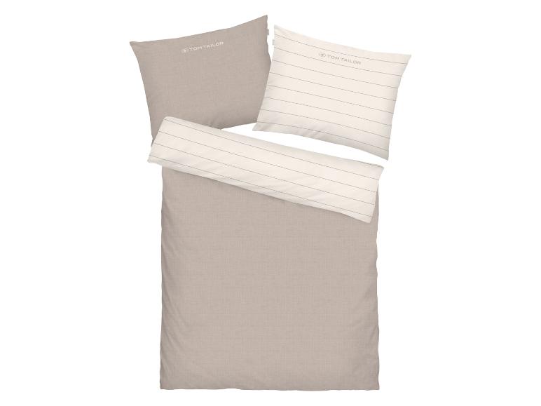 Beige beddengoedset met een effen dekbedovertrek en gestreepte kussenslopen.