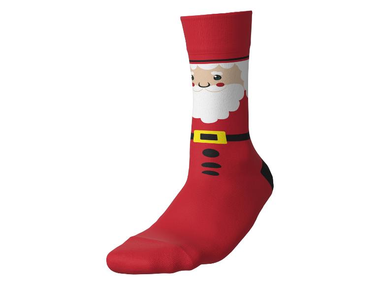 Rode sok met kerstmanmotief, inclusief gezicht, baard, riem en knopen.