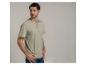 Man in een kaki Henley-shirt met korte mouwen en blauwe jeans.