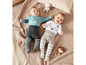 Twee baby's dragen blauwe en witte onesies met berenprint en gestreepte leggings.