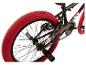 Zwarte BMX-fiets met rode banden en pegs