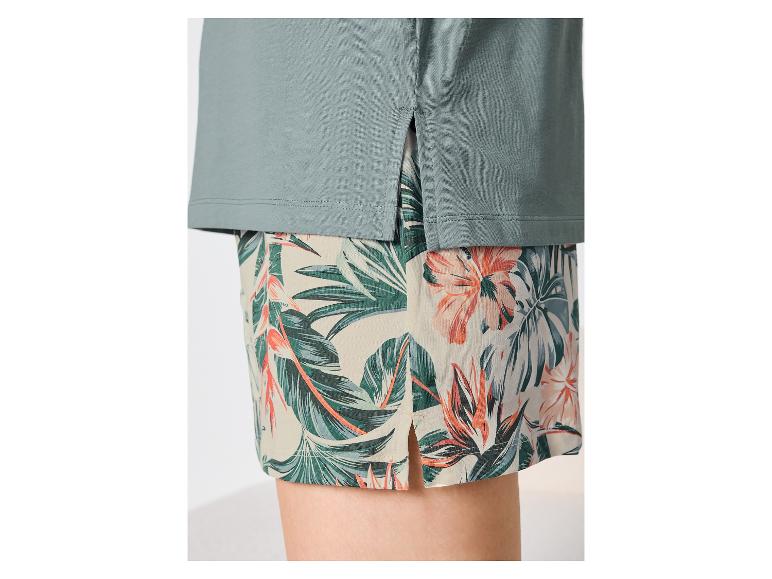 Groen T-shirt en bedrukte shorts met tropisch blad- en bloemmotief.