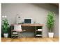 Modern thuiskantoor met houten bureau, witte laptop en planten.
