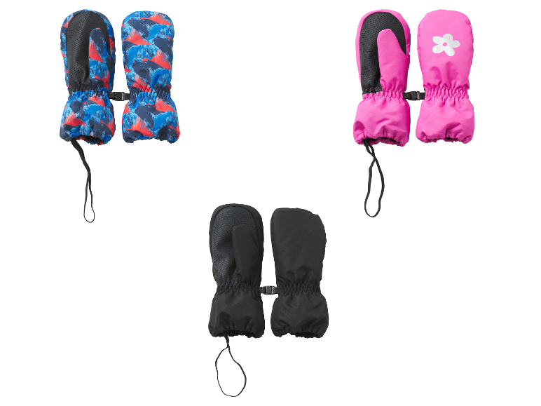 Drie paar kinderwanten: blauw met rood patroon, roze met bloem en zwart.