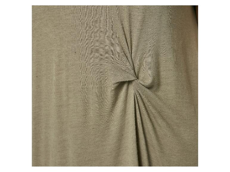 Detail van een olijfgroene stof, met een zachte textuur en elegante drape.