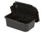 Zwarte plastic lunchbox met open deksel en interne compartimenten.