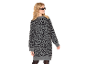Vrouw in grijs-zwart luipaardprint trui-jurk, met zonnebril.