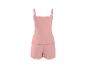 Roze tweedelige damespyjama met spaghettibandjes top en ruches shorts.