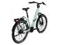 Lichtgroene elektrische fiets met bagagedrager en spatborden.